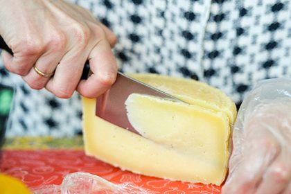 Сыр из российских магазинов оказался не только фальшивым, но и опасным!