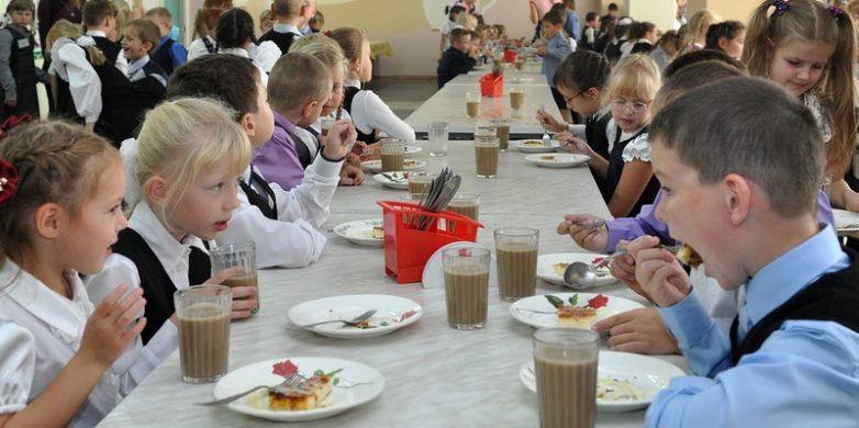 Почему в школах подают компот с «червями» и суп с «ёжиками»