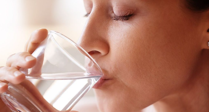 Почему утром после пробуждения нужно выпить стакан чистой воды