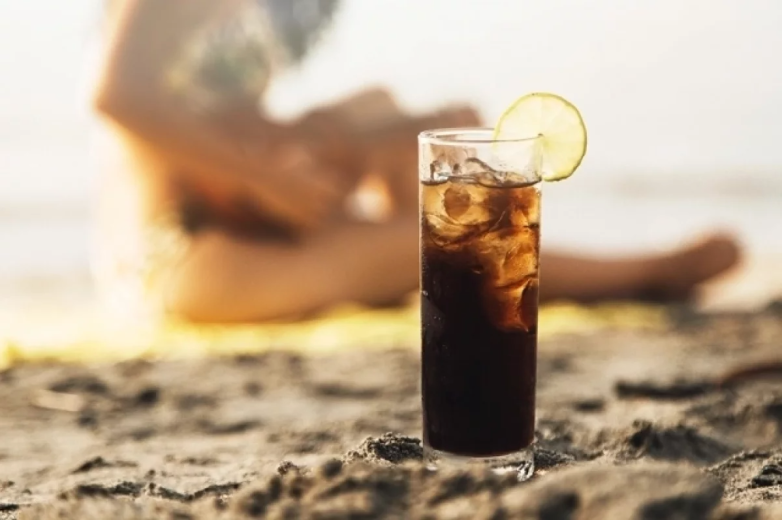 Почему опасно запивать драже колой? Разорвёт желудок?