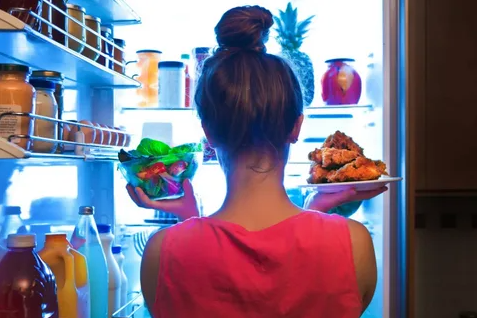 Чем опасны ночные перекусы?