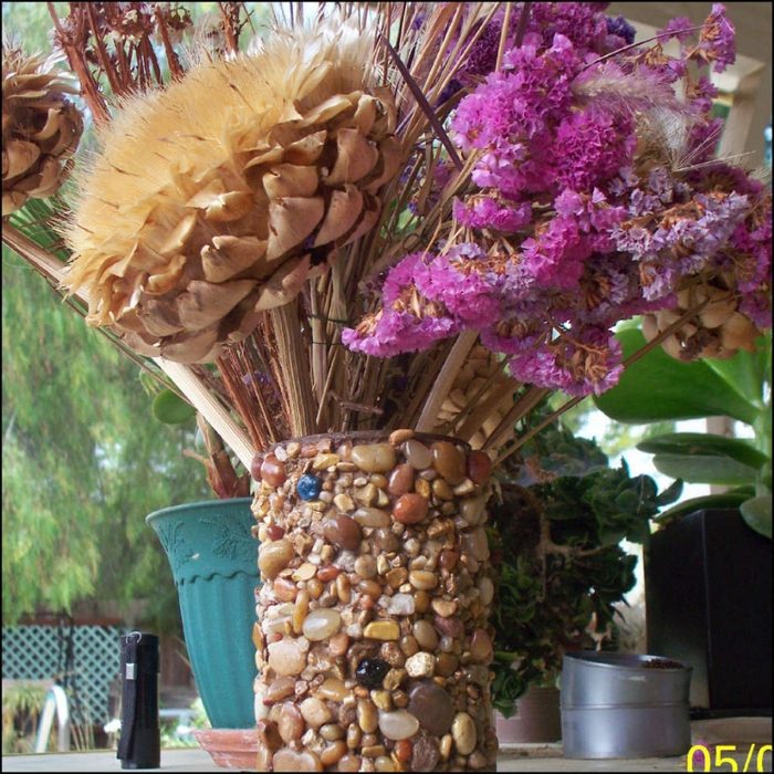 Самодельные цветочные вазы из консервных и пластиковых банок