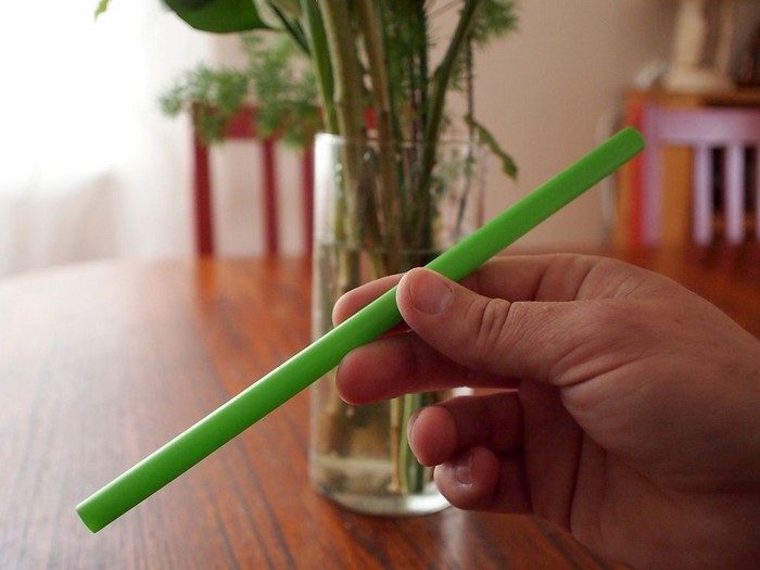 12 способов использования соломинки для питья, которые упростят вам жизнь