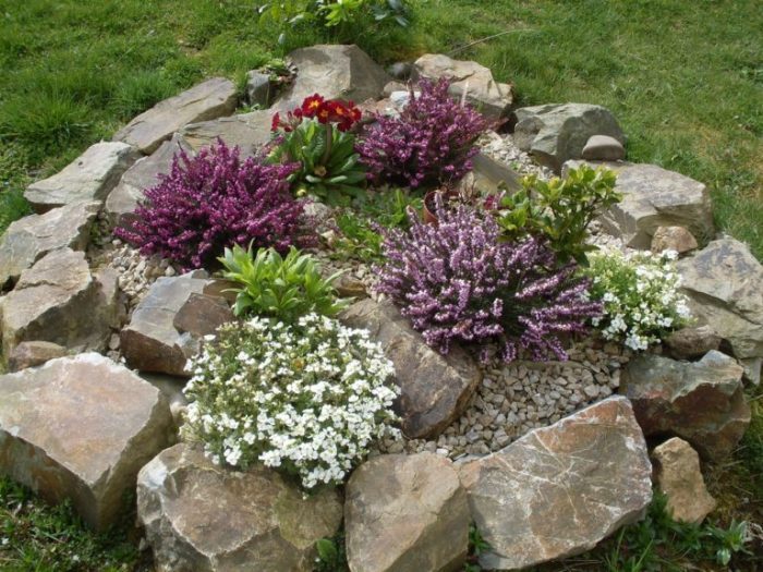 Как с помощью обычных камней украсить садовый участок