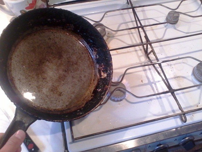 Как спасти сковородки от нагара и жира