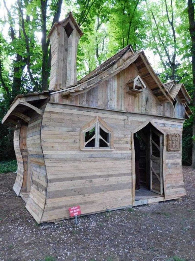 Сказочный домик из деревянных поддонов
