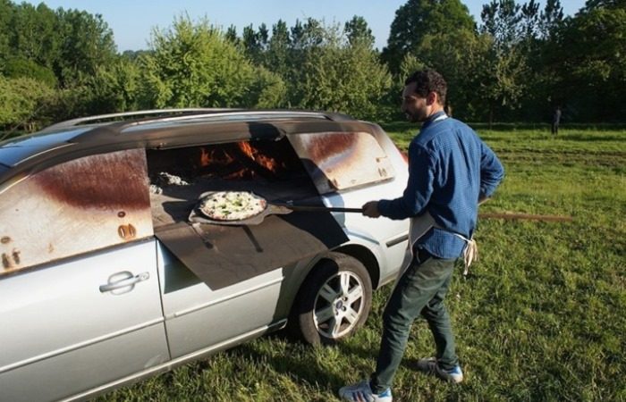 Находчивый француз превратил автомобиль в печь для приготовления пиццы