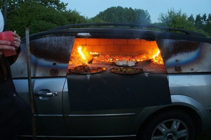 Находчивый француз превратил автомобиль в печь для приготовления пиццы