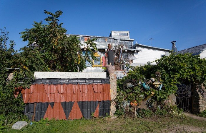 Находчивый белорус воздвиг уникальный дом из мусора