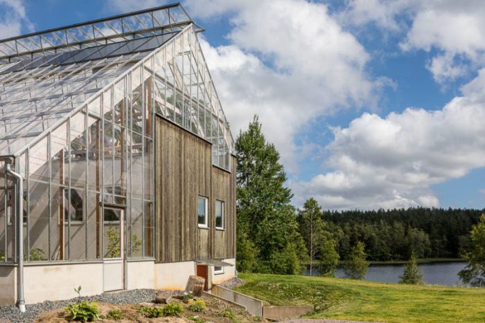 Находчивый швед построил дом-оранжерею