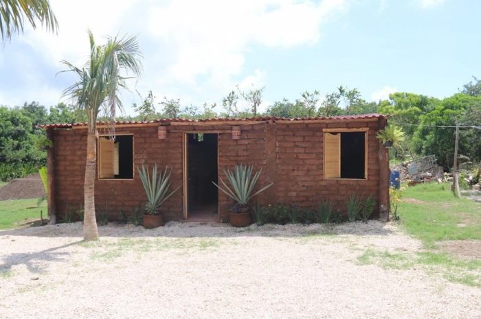 Мексиканский бизнес-новатор строит дома из водорослей