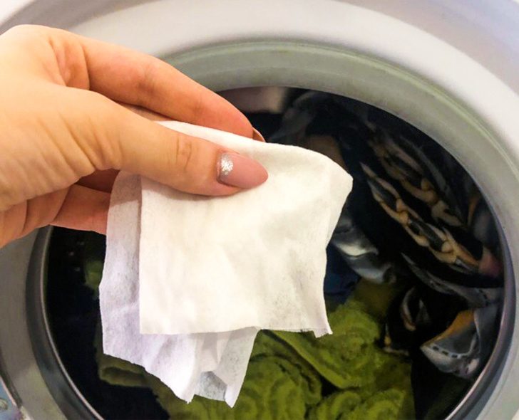 Лайфхак для стирки: зачем нужно класть влажную салфетку в стиральную машину