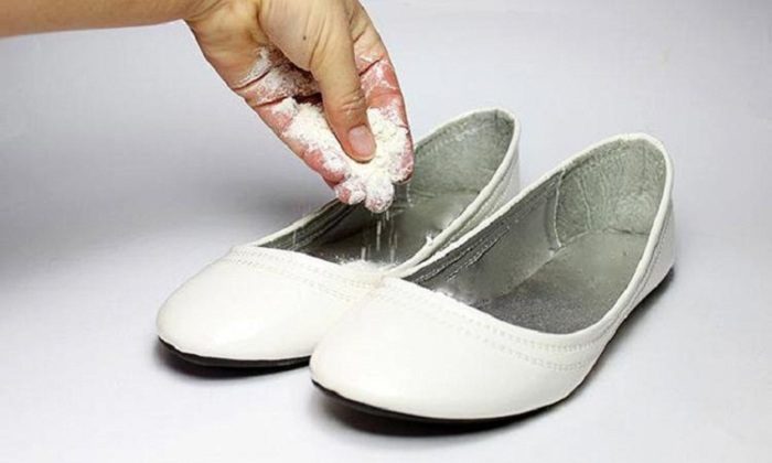 Простое копеечное средство, которое поможет избавиться от неприятного запаха в обуви