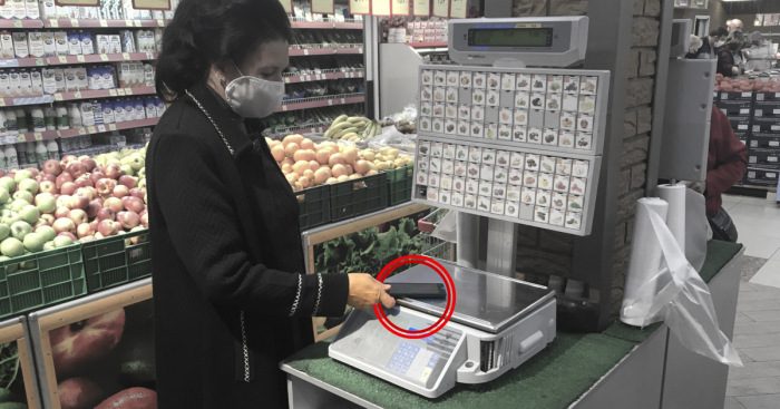 Ловкий трюк: зачем некоторые покупатели кладут в магазинах на весы смартфон?