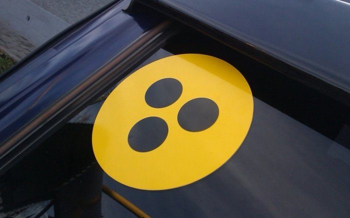 Жёлтый знак с тремя точками на авто: зачем он нужен и чем грозит его отсутствие?