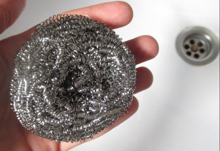 10 необычных способов использования в быту металлической губки для мытья посуды