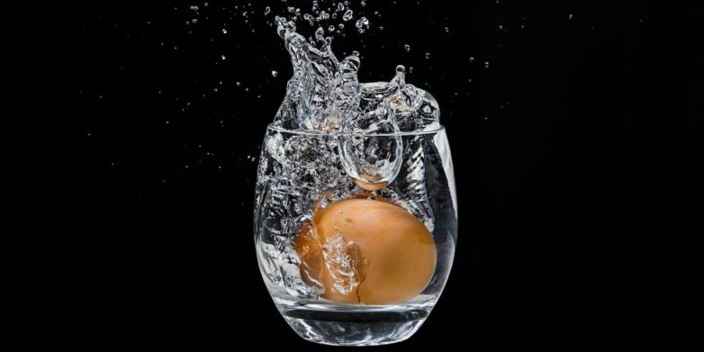 Забытый чудо-лайфхак, который позволит легко чистить варёные яйца