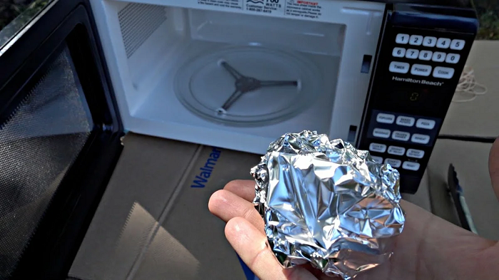 8 продуктов и предметов, которые нельзя класть в микроволновку, если не хотите устроить пожар