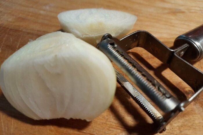 Армянский способ, который позволит вам быстро и тонко нарезать лук без ножа