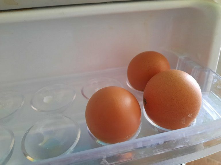 Нужно ли хранить яйца в холодильнике?