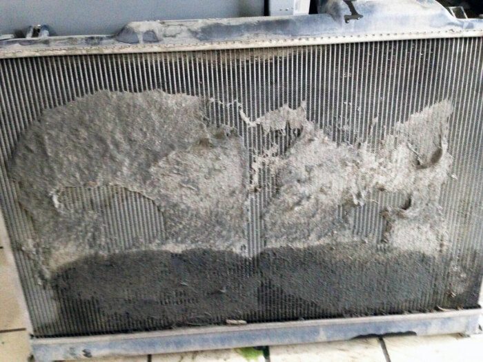 Как удалить грязь и копоть из радиатора, не снимая его?