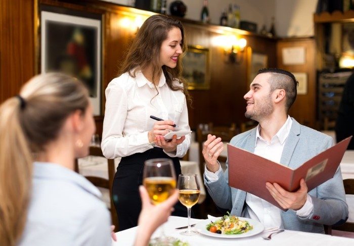 8 уловок официантов, которые вынуждают гостей платить больше