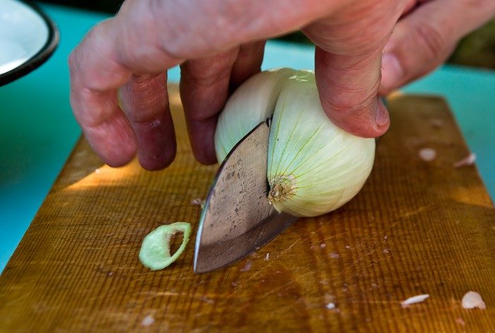 12 хитростей с луком, которые пригодятся не только на кухне