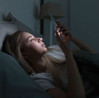 Миссия выполнима: как научиться засыпать без смартфона?