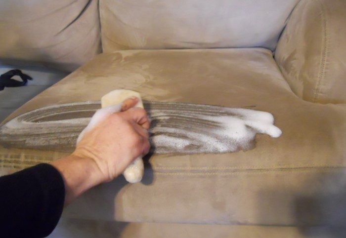 Как своими руками очистить диван от разных видов загрязнений