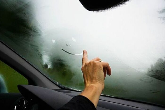 Как решить проблему запотевающих стёкол в автомобиле в холодное время года