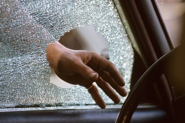 Какое стекло лучше разбить в автомобиле, если ключи остались внутри?