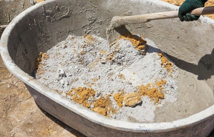 Замешиваем цемент вручную: 2 способа упростить процесс