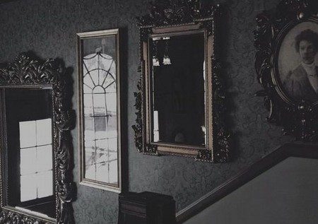 Почему в доме где умер человек завешивают зеркала?