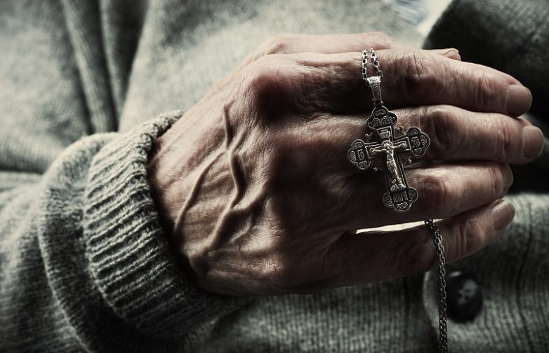 Можно ли носить крестик умершего родственника?