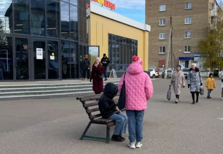 Им в спину дышит счастье