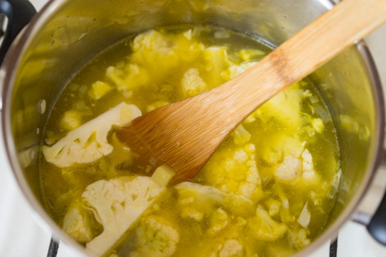 Суп-пюре из цветной капусты с горчичными гренками