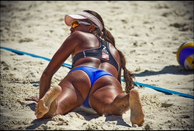Женский пляжный волейбол: динамично и симпатично