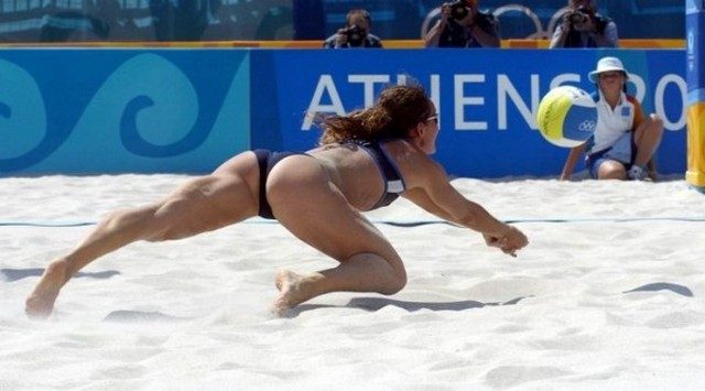 Женский пляжный волейбол: динамично и симпатично