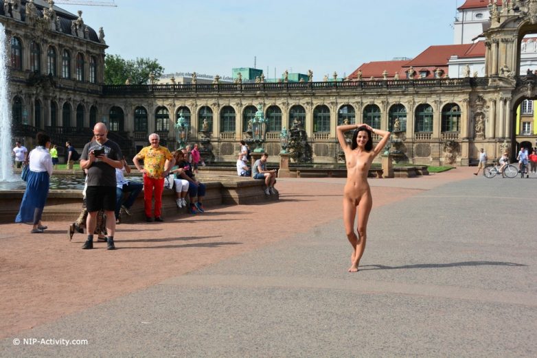 Обнаженная красотка в центре Дрездена