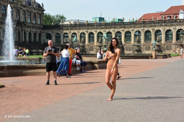Обнаженная красотка в центре Дрездена