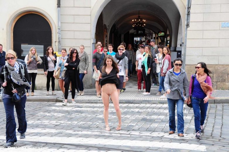 Смелые и голые в общественных местах