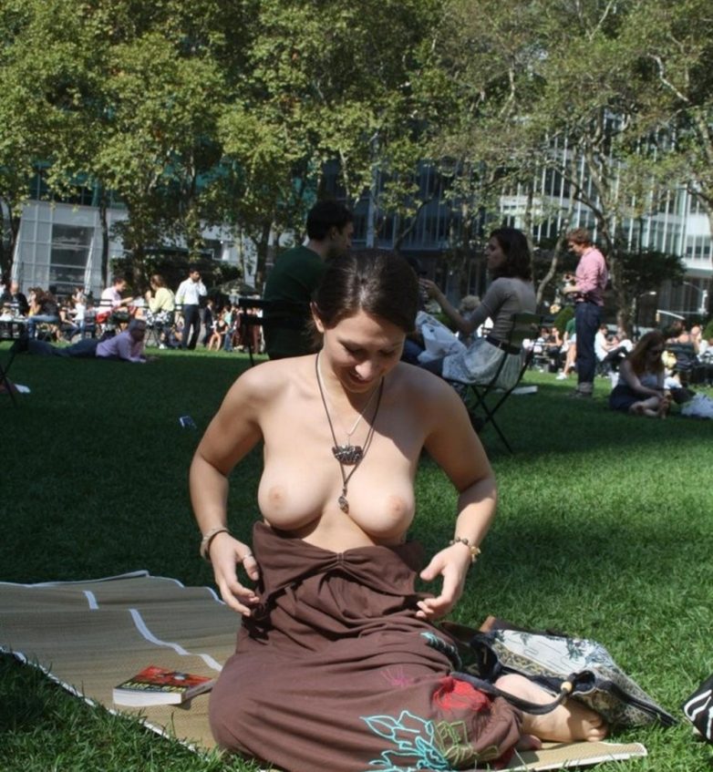 Красивые женщины отдыхают голыми