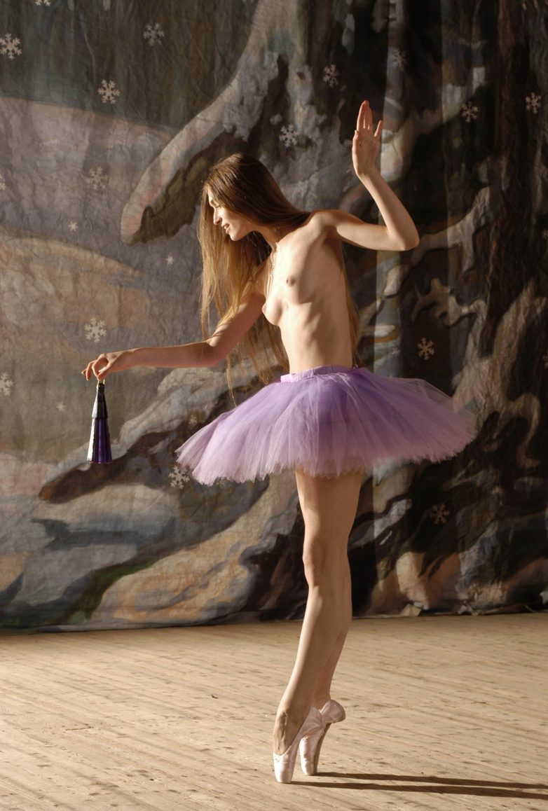 Изящный танец обнаженной балерины