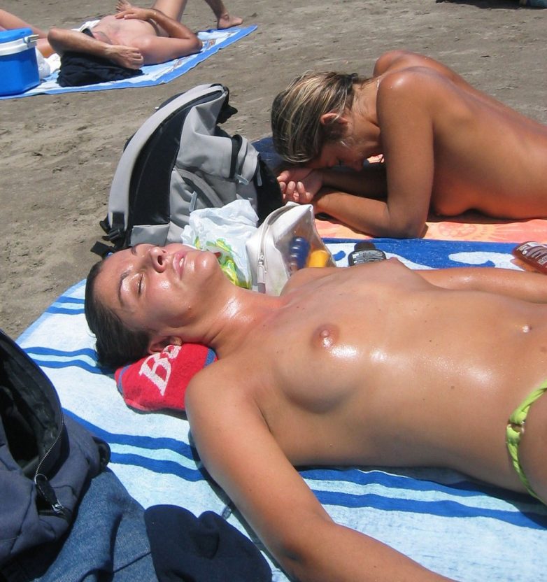 Нудисты отдыхают на пляже