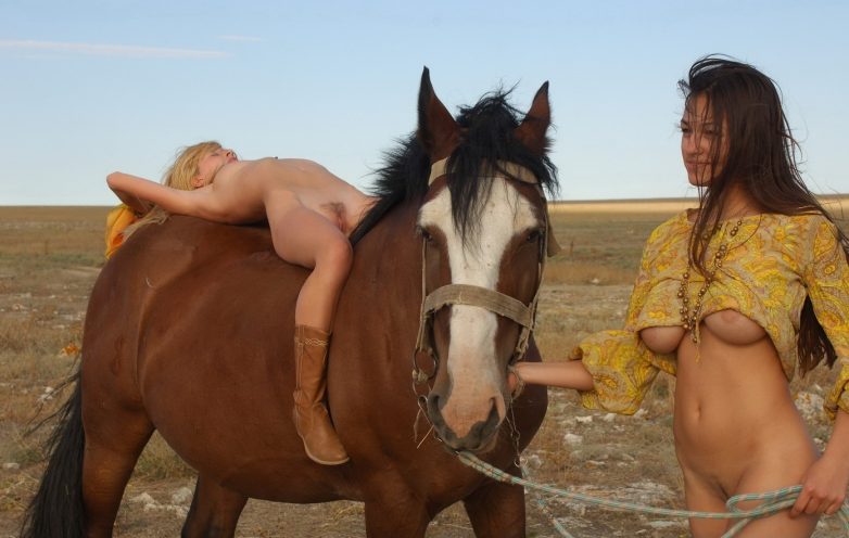 Девушки и лошадь