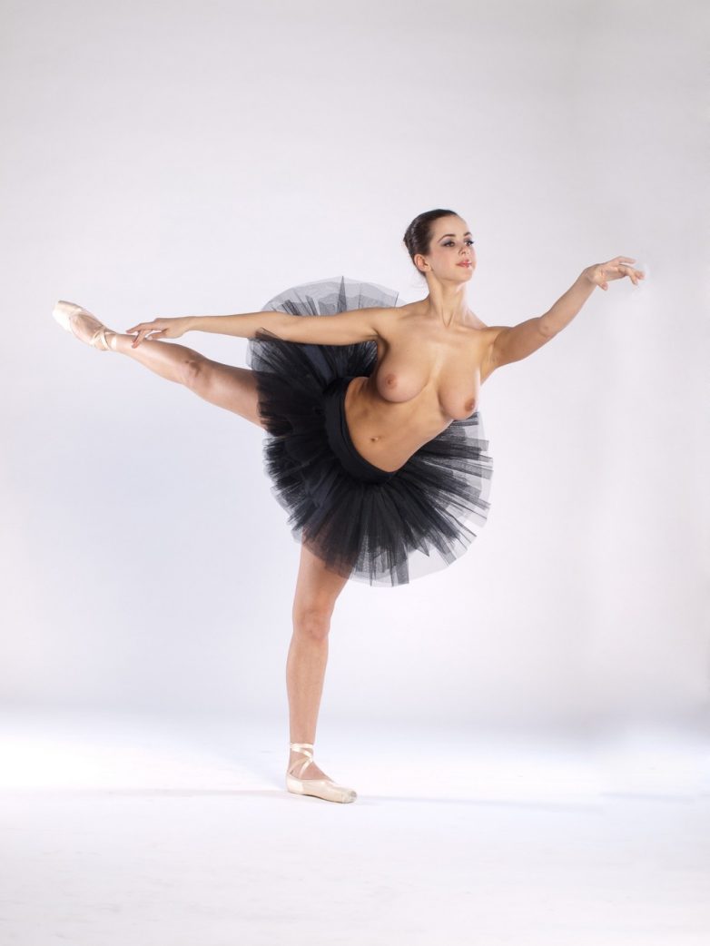 Изящная балерина демонстрирует потрясающую чистоту линий