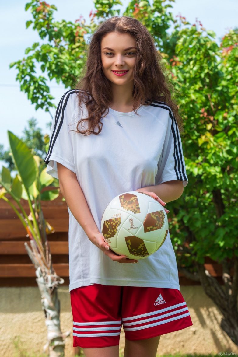 Вероника: девушка, которая очень любит футбол