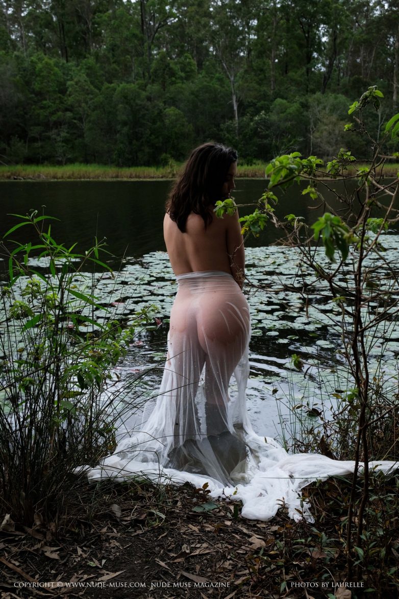 Девушка с пышным бюстом возомнила себя русалкой и разделась на лесном озере
