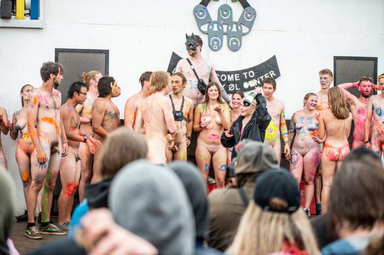 На музыкальном фестивале в Дании состоялся голый забег