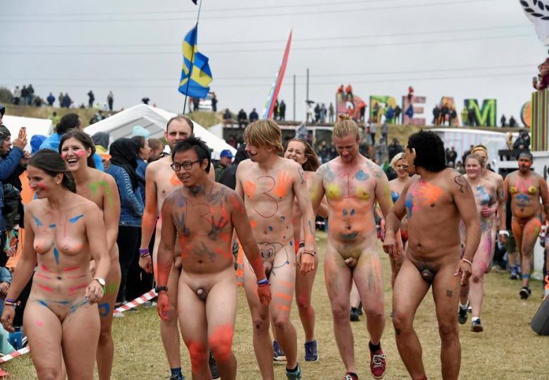 На музыкальном фестивале в Дании состоялся голый забег.